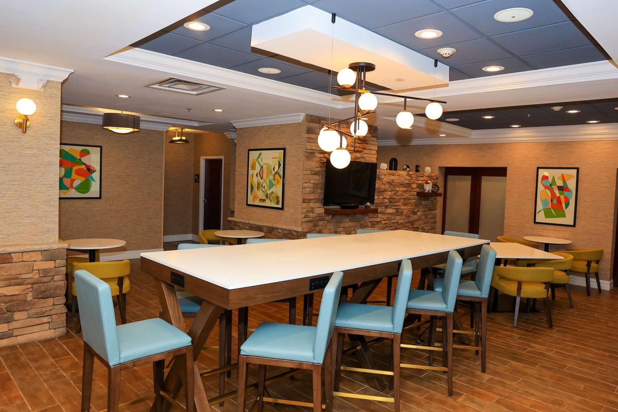 Hampton Inn Atlanta-Кантон Экстерьер фото
